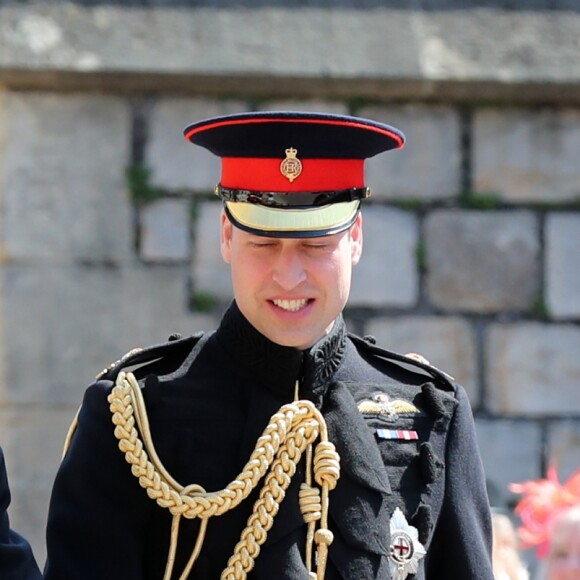 Le prince Harry en uniforme des Blues and Royals arrivant à la chapelle St George de Windsor avec son frère le prince William pour son mariage avec Meghan Markle le 19 mai 2018
