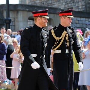 Le prince Harry en uniforme des Blues and Royals arrivant à la chapelle St George de Windsor avec son frère le prince William pour son mariage avec Meghan Markle le 19 mai 2018