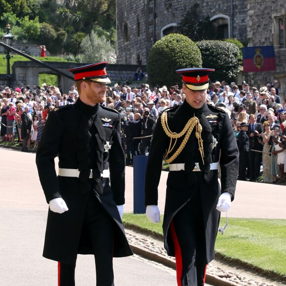 Le prince Harry en uniforme des Blues and Royals arrivant à la chapelle St George de Windsor avec son frère le prince William pour son mariage avec Meghan Markle le 19 mai 2018