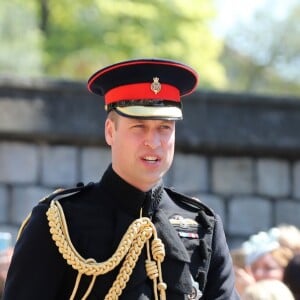 Le prince Harry en uniforme des Blues and Royals arrivant à la chapelle St George de Windsor avec son frère le prince William pour son mariage avec Meghan Markle le 19 mai 2018