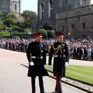 Le prince Harry en uniforme des Blues and Royals arrivant à la chapelle St George de Windsor avec son frère le prince William pour son mariage avec Meghan Markle le 19 mai 2018