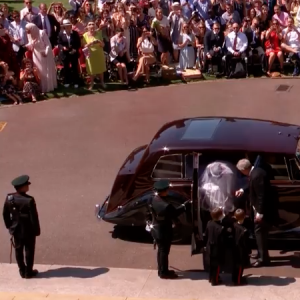 Meghan Markle est apparue dans sa robe signée Clare Waight Keller pour Givenchy le 19 mai 2018 à Windsor pour son mariage avec le prince Harry.