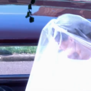 Meghan Markle est apparue dans sa robe signée Clare Waight Keller pour Givenchy le 19 mai 2018 à Windsor pour son mariage avec le prince Harry.