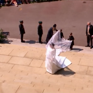 Meghan Markle est apparue dans sa robe signée Clare Waight Keller pour Givenchy le 19 mai 2018 à Windsor pour son mariage avec le prince Harry.