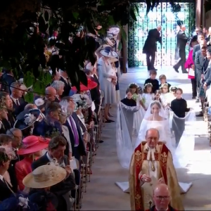 Meghan Markle est apparue dans sa robe signée Clare Waight Keller pour Givenchy le 19 mai 2018 à Windsor pour son mariage avec le prince Harry.