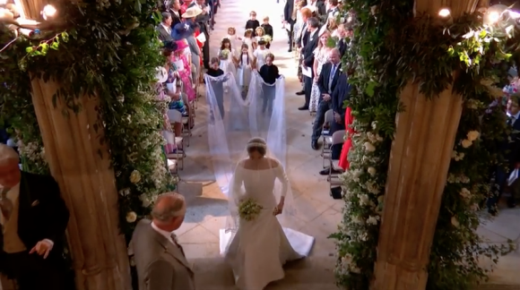 Meghan Markle est apparue dans sa robe de mariée signée Clare Waight Keller pour Givenchy, dont la traîne est portée par les enfants d'honneur, le 19 mai 2018 à Windsor pour son mariage avec le prince Harry.