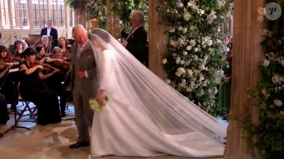 Meghan Markle, conduite à l'autel par le prince Charles, est apparue dans sa robe signée Clare Waight Keller pour Givenchy le 19 mai 2018 à Windsor pour son mariage avec le prince Harry.
