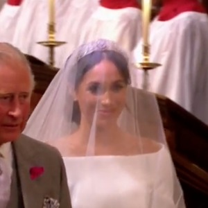 Meghan Markle, au bras du prince Charles chargé de la conduire à l'autel, est apparue dans sa robe signée Clare Waight Keller pour Givenchy le 19 mai 2018 à Windsor pour son mariage avec le prince Harry.