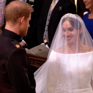 Le prince Harry sous le charme de Meghan Markle dans sa robe de mariée signée Clare Waight Keller pour Givenchy le 19 mai 2018 à Windsor lors de leur mariage.