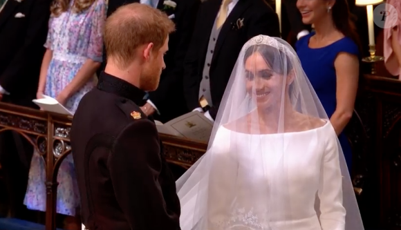 Le prince Harry sous le charme de Meghan Markle dans sa robe de mariée signée Clare Waight Keller pour Givenchy le 19 mai 2018 à Windsor lors de leur mariage.