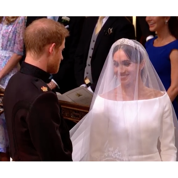 Le prince Harry sous le charme de Meghan Markle dans sa robe de mariée signée Clare Waight Keller pour Givenchy le 19 mai 2018 à Windsor lors de leur mariage.