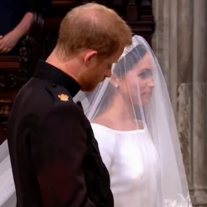 Meghan Markle est apparue dans sa robe signée Clare Waight Keller pour Givenchy le 19 mai 2018 à Windsor pour son mariage avec le prince Harry.