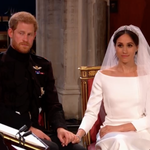 Mariage du prince Harry et de Meghan Markle le 19 mai 2018, main dans la main en la chapelle St George à Windsor. Meghan porte une robe de mariée confectionnée par Clare Waight Keller pour Givenchy, Harry porte son uniforme de capitaine des Blues and Royals.