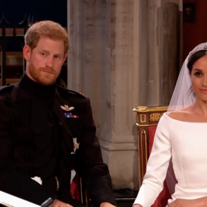 Mariage du prince Harry et de Meghan Markle le 19 mai 2018, main dans la main en la chapelle St George à Windsor. Meghan porte une robe de mariée confectionnée par Clare Waight Keller pour Givenchy, Harry porte son uniforme de capitaine des Blues and Royals.