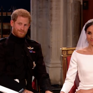 Mariage du prince Harry et de Meghan Markle le 19 mai 2018, main dans la main en la chapelle St George à Windsor. Meghan porte une robe de mariée confectionnée par Clare Waight Keller pour Givenchy, Harry porte son uniforme de capitaine des Blues and Royals.