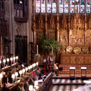 Mariage du prince Harry et de Meghan Markle le 19 mai 2018 en la chapelle St George à Windsor. Meghan porte une robe de mariée confectionnée par Clare Waight Keller pour Givenchy, Harry porte son uniforme de capitaine des Blues and Royals.