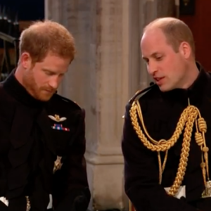 Le prince Harry avec son frère William, son témoin, lors de son mariage avec Meghan Markle le 19 mai 2018 en la chapelle St George à Windsor. Les deux frères portent leur uniforme des Blues and Royals.