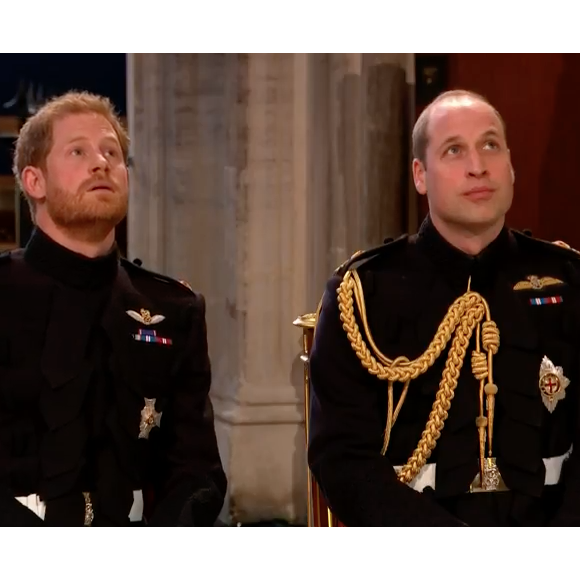 Le prince Harry avec son frère William, son témoin, lors de son mariage avec Meghan Markle le 19 mai 2018 en la chapelle St George à Windsor. Les deux frères portent leur uniforme des Blues and Royals.