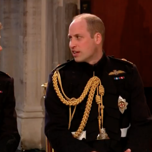 Le prince Harry avec son frère William, son témoin, lors de son mariage avec Meghan Markle le 19 mai 2018 en la chapelle St George à Windsor. Les deux frères portent leur uniforme des Blues and Royals.