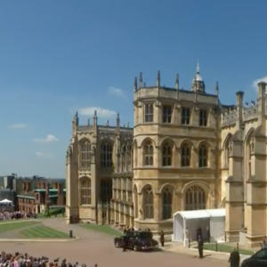 Mariage du prince Harry et de Meghan Markle le 19 mai 2018 en la chapelle St George à Windsor. Meghan porte une robe de mariée confectionnée par Clare Waight Keller pour Givenchy, Harry porte son uniforme de capitaine des Blues and Royals.