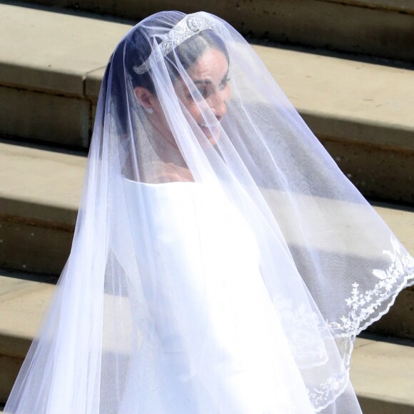 Meghan Markle, en robe de mariée Clare Waight Keller pour Givenchy, arrive à la chapelle St George avec sa mère Doria Ragland pour son mariage avec le prince Hary, à Windsor le 19 mai 2018.