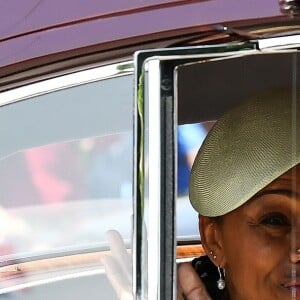 Meghan Markle, en robe de mariée Clare Waight Keller pour Givenchy, arrive à la chapelle St George avec sa mère Doria Ragland pour son mariage avec le prince Hary, à Windsor le 19 mai 2018.