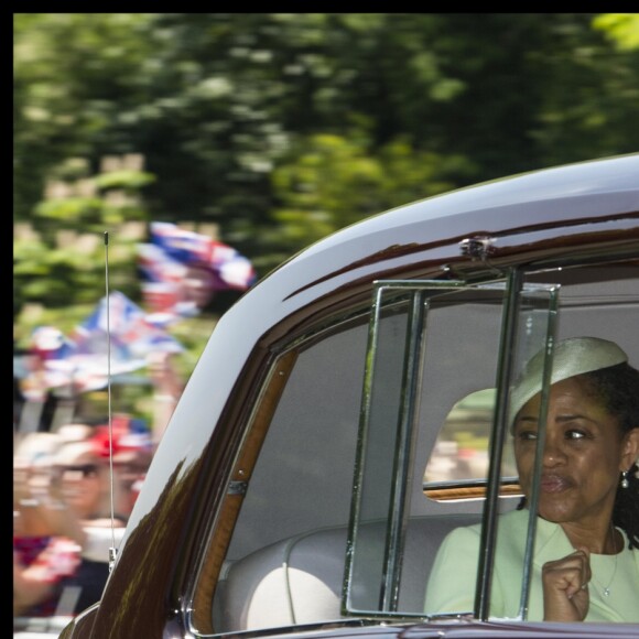 Meghan Markle, en robe de mariée Clare Waight Keller pour Givenchy, arrive à la chapelle St George avec sa mère Doria Ragland pour son mariage avec le prince Hary, à Windsor le 19 mai 2018.