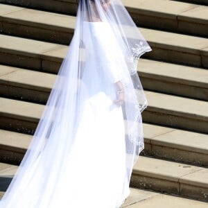 Meghan Markle, en robe de mariée Clare Waight Keller pour Givenchy, arrive à la chapelle St George avec sa mère Doria Ragland pour son mariage avec le prince Hary, à Windsor le 19 mai 2018.