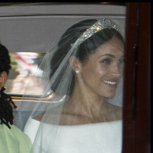 Meghan Markle, en robe de mariée Clare Waight Keller pour Givenchy, arrive à la chapelle St George avec sa mère Doria Ragland pour son mariage avec le prince Hary, à Windsor le 19 mai 2018.