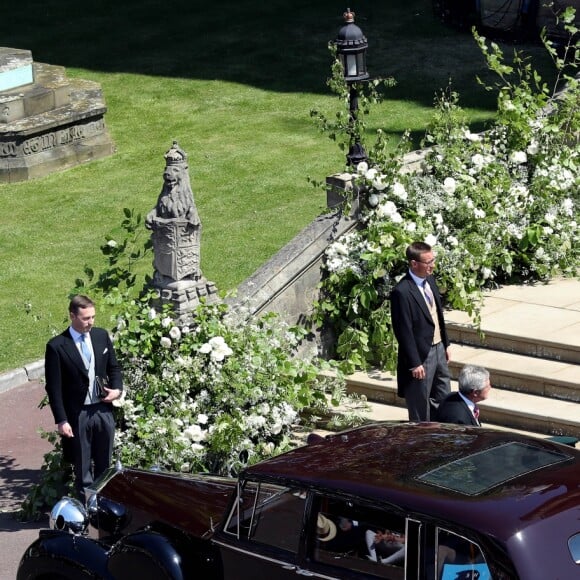 Meghan Markle, en robe de mariée Clare Waight Keller pour Givenchy, arrive à la chapelle St George avec sa mère Doria Ragland pour son mariage avec le prince Hary, à Windsor le 19 mai 2018.