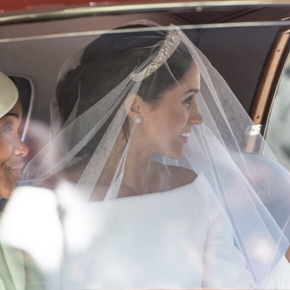 Meghan Markle, en robe de mariée Clare Waight Keller pour Givenchy, arrive à la chapelle St George avec sa mère Doria Ragland pour son mariage avec le prince Hary, à Windsor le 19 mai 2018.