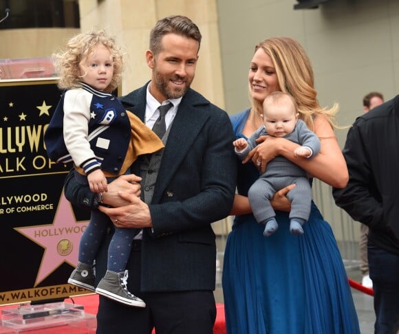 Ryan Reynolds avec sa femme Blake Lively et leurs deux filles James Reynolds et sa petite soeur - Ryan Reynolds reçoit son étoile sur le Walk of Fame à Hollywood, le 15 décembre 2016