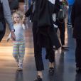 Exclusif - Blake Lively essaie de se frayer un chemin discrètement à travers l'aéroport JFK de New York avec ses enfants Ines et James le 12 octobre 2017.