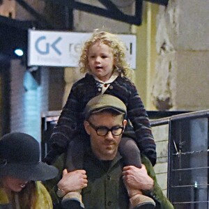 Exclusif - Blake Lively et son mari Ryan Reynolds se baladent incognito à New York avec leurs enfants James et Ines le 2 mars 2017.