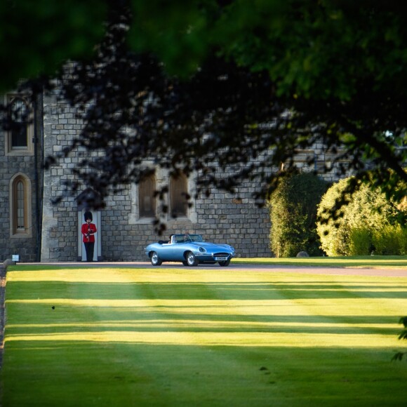 Le prince Harry, duc de Sussex, et Meghan Markle, duchesse de Sussex, habillée d'une robe Stella McCartney et portant une bague sertie d'une aigue-marine ayant appartenu à Lady Diana, ont quitté le château de Windsor après la réception offerte par Elizabeth II pour rejoindre à bord d'une Jaguar E-Type Concept Zero immatriculée "190518" Frogmore House où avait lieu la réception de leur mariage, le 19 mai 2018.