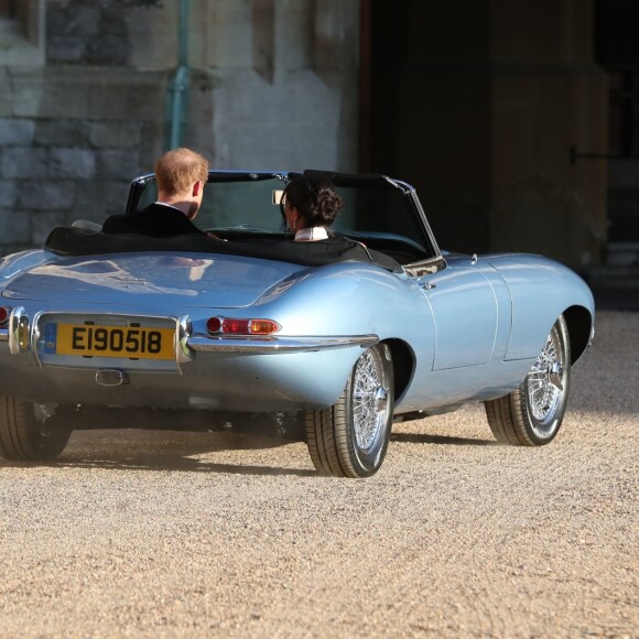 Le prince Harry et Meghan Markle, duc et duchesse de Sussex, ont quitté le château de Windsor à bord d'une Jaguar E-Type Concept Zero immatriculée "190518" pour se rendre à Frogmore House où avait lieu la réception de leur mariage, le 19 mai 2018. La mariée s'était changée et portait une robe Stella McCartney ainsi qu'une bague sertie d'une aigue-marine ayant apparten à Lady Diana.