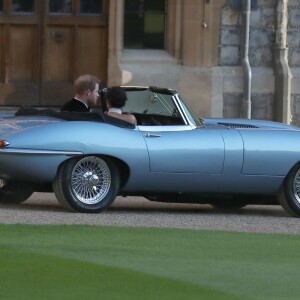 Le prince Harry et Meghan Markle, duc et duchesse de Sussex, ont quitté le château de Windsor à bord d'une Jaguar E-Type Concept Zero immatriculée "190518" pour se rendre à Frogmore House où avait lieu la réception de leur mariage, le 19 mai 2018. La mariée s'était changée et portait une robe Stella McCartney ainsi qu'une bague sertie d'une aigue-marine ayant apparten à Lady Diana.