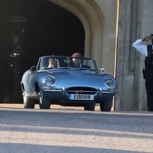 Le prince Harry et Meghan Markle, duc et duchesse de Sussex, ont quitté le château de Windsor à bord d'une Jaguar E-Type Concept Zero immatriculée "190518" pour se rendre à Frogmore House où avait lieu la réception de leur mariage, le 19 mai 2018. La mariée s'était changée et portait une robe Stella McCartney ainsi qu'une bague sertie d'une aigue-marine ayant apparten à Lady Diana.