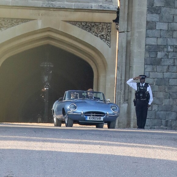 Le prince Harry et Meghan Markle, duc et duchesse de Sussex, ont quitté le château de Windsor à bord d'une Jaguar E-Type Concept Zero immatriculée "190518" pour se rendre à Frogmore House où avait lieu la réception de leur mariage, le 19 mai 2018. La mariée s'était changée et portait une robe Stella McCartney ainsi qu'une bague sertie d'une aigue-marine ayant apparten à Lady Diana.