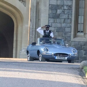 Le prince Harry et Meghan Markle, duc et duchesse de Sussex, ont quitté le château de Windsor à bord d'une Jaguar E-Type Concept Zero immatriculée "190518" pour se rendre à Frogmore House où avait lieu la réception de leur mariage, le 19 mai 2018. La mariée s'était changée et portait une robe Stella McCartney ainsi qu'une bague sertie d'une aigue-marine ayant apparten à Lady Diana.