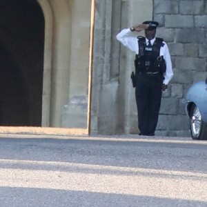 Le prince Harry et Meghan Markle, duc et duchesse de Sussex, ont quitté le château de Windsor à bord d'une Jaguar E-Type Concept Zero immatriculée "190518" pour se rendre à Frogmore House où avait lieu la réception de leur mariage, le 19 mai 2018. La mariée s'était changée et portait une robe Stella McCartney ainsi qu'une bague sertie d'une aigue-marine ayant apparten à Lady Diana.