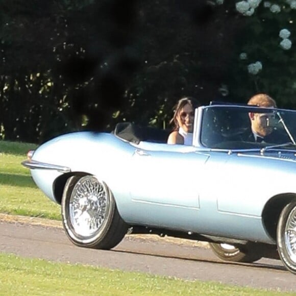 Le prince Harry et Meghan Markle, duc et duchesse de Sussex, ont quitté le château de Windsor à bord d'une Jaguar E-Type Concept Zero immatriculée "190518" pour se rendre à Frogmore House où avait lieu la réception de leur mariage, le 19 mai 2018. La mariée s'était changée et portait une robe Stella McCartney ainsi qu'une bague sertie d'une aigue-marine ayant apparten à Lady Diana.