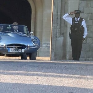 Le prince Harry et Meghan Markle, duc et duchesse de Sussex, ont quitté le château de Windsor à bord d'une Jaguar E-Type Concept Zero immatriculée "190518" pour se rendre à Frogmore House où avait lieu la réception de leur mariage, le 19 mai 2018. La mariée s'était changée et portait une robe Stella McCartney ainsi qu'une bague sertie d'une aigue-marine ayant apparten à Lady Diana.