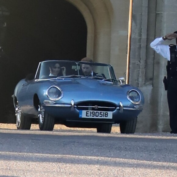 Le prince Harry et Meghan Markle, duc et duchesse de Sussex, ont quitté le château de Windsor à bord d'une Jaguar E-Type Concept Zero immatriculée "190518" pour se rendre à Frogmore House où avait lieu la réception de leur mariage, le 19 mai 2018. La mariée s'était changée et portait une robe Stella McCartney ainsi qu'une bague sertie d'une aigue-marine ayant apparten à Lady Diana.