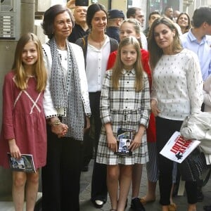 La reine Letizia et la reine Sofia d'Espagne sont allées assister en famille avec la princesse Leonor des Asturies et l'infante Sofia, filles de Letizia et du roi Felipe VI, Paloma Rocasolano, mère de la reine Letizia, Victoria de Marichalar, fille de l'infante Elena et Irene Urdangarin, fille de l'infante Cristina, à une représentation de la comédie musicale Billy Elliot au Teatro Nuevo Alcala à Madrid le 19 mai 2018.