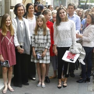 La reine Letizia et la reine Sofia d'Espagne sont allées assister en famille avec la princesse Leonor des Asturies et l'infante Sofia, filles de Letizia et du roi Felipe VI, Paloma Rocasolano, mère de la reine Letizia, Victoria de Marichalar, fille de l'infante Elena et Irene Urdangarin, fille de l'infante Cristina, à une représentation de la comédie musicale Billy Elliot au Teatro Nuevo Alcala à Madrid le 19 mai 2018.