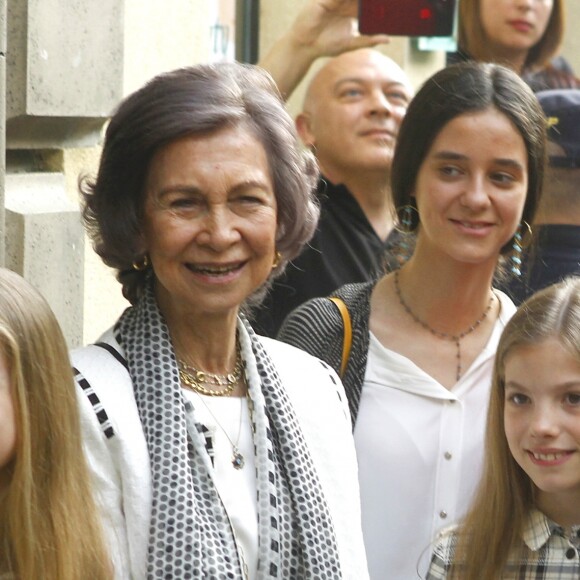 La reine Letizia et la reine Sofia d'Espagne sont allées assister en famille avec la princesse Leonor des Asturies et l'infante Sofia, filles de Letizia et du roi Felipe VI, Paloma Rocasolano, mère de la reine Letizia, Victoria de Marichalar, fille de l'infante Elena et Irene Urdangarin, fille de l'infante Cristina, à une représentation de la comédie musicale Billy Elliot au Teatro Nuevo Alcala à Madrid le 19 mai 2018.