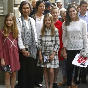 La reine Letizia et la reine Sofia d'Espagne sont allées assister en famille avec la princesse Leonor des Asturies et l'infante Sofia, filles de Letizia et du roi Felipe VI, Paloma Rocasolano, mère de la reine Letizia, Victoria de Marichalar, fille de l'infante Elena et Irene Urdangarin, fille de l'infante Cristina, à une représentation de la comédie musicale Billy Elliot au Teatro Nuevo Alcala à Madrid le 19 mai 2018.