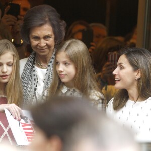 La reine Letizia et la reine Sofia d'Espagne sont allées assister en famille avec la princesse Leonor des Asturies et l'infante Sofia, filles de Letizia et du roi Felipe VI, Paloma Rocasolano, mère de la reine Letizia, Victoria de Marichalar, fille de l'infante Elena et Irene Urdangarin, fille de l'infante Cristina, à une représentation de la comédie musicale Billy Elliot au Teatro Nuevo Alcala à Madrid le 19 mai 2018.