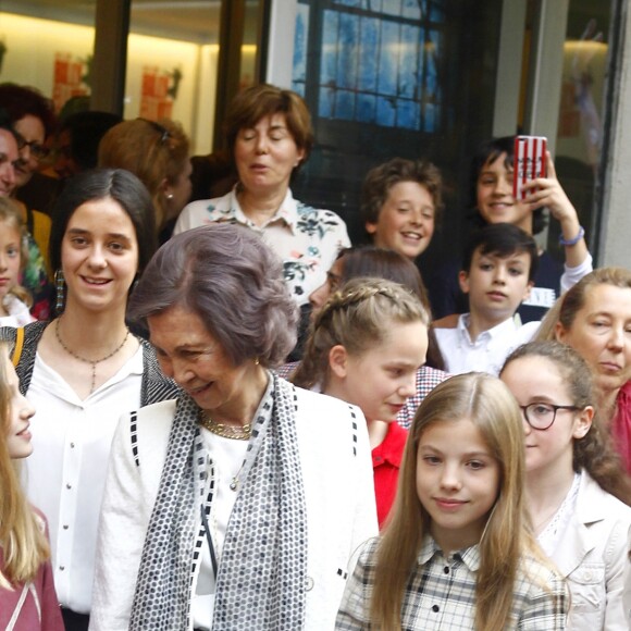 La reine Letizia et la reine Sofia d'Espagne sont allées assister en famille avec la princesse Leonor des Asturies et l'infante Sofia, filles de Letizia et du roi Felipe VI, Paloma Rocasolano, mère de la reine Letizia, Victoria de Marichalar, fille de l'infante Elena et Irene Urdangarin, fille de l'infante Cristina, à une représentation de la comédie musicale Billy Elliot au Teatro Nuevo Alcala à Madrid le 19 mai 2018.